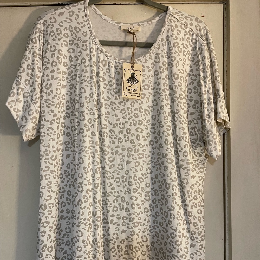 Adorable sz lg Easel NWT cheetah print tunic.. lots of details..